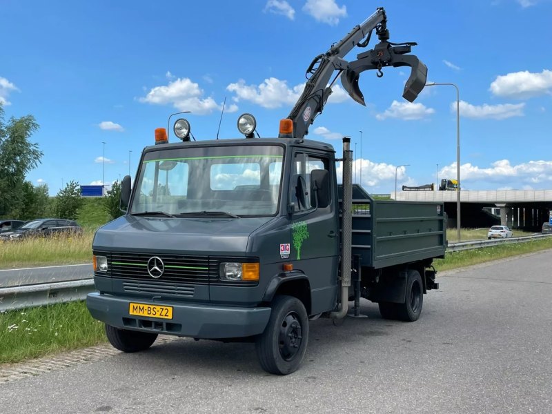 Mercedes Benz 4×2 809D HMF Crane