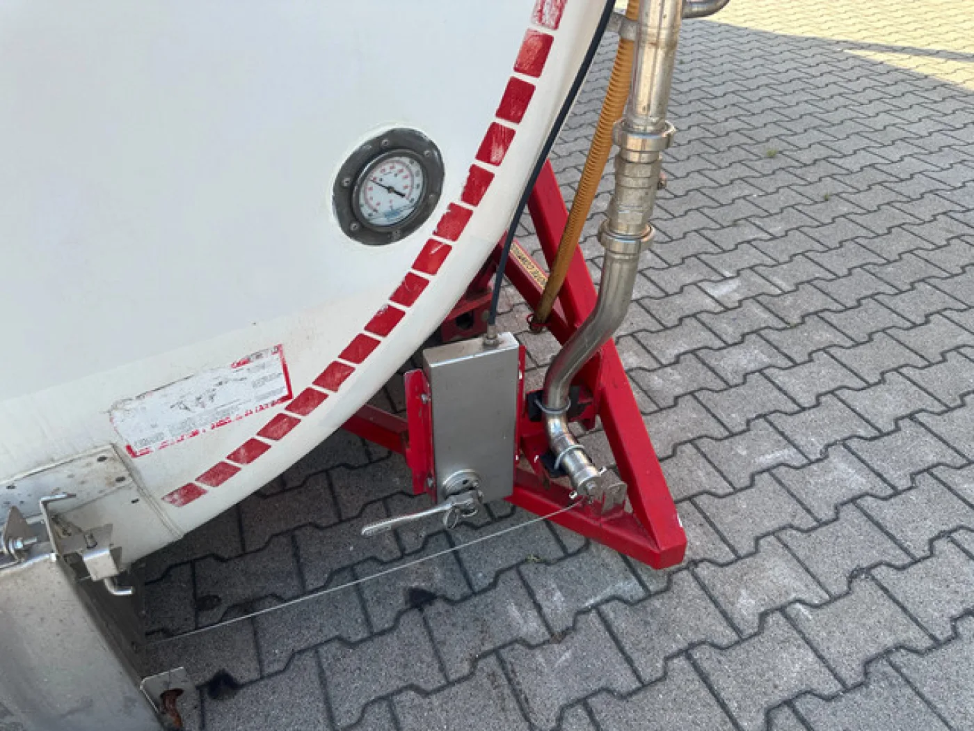 34.980L / 1-comp. / 4 BAFFLES / 20FT swapbody / T11 / EMKD / ADR 2.55Y + CSC-inspection: 01/2028 INSIDE DAMAGE FOR STORAGE ONLY!!! - 8