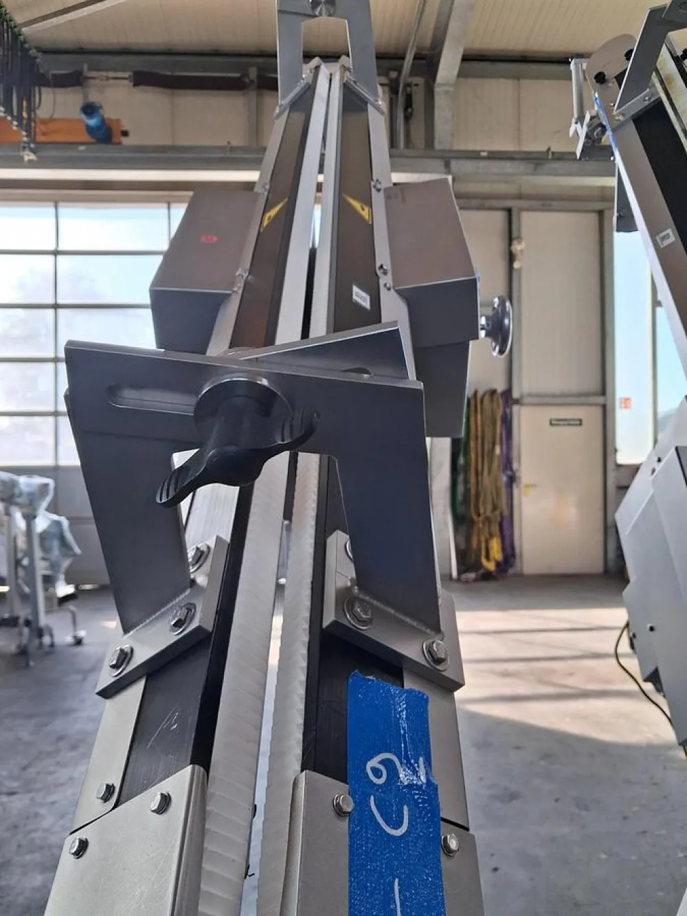 Inova Pharma Systems STS 1500 Vertikales Zuführ- und Transportsystem