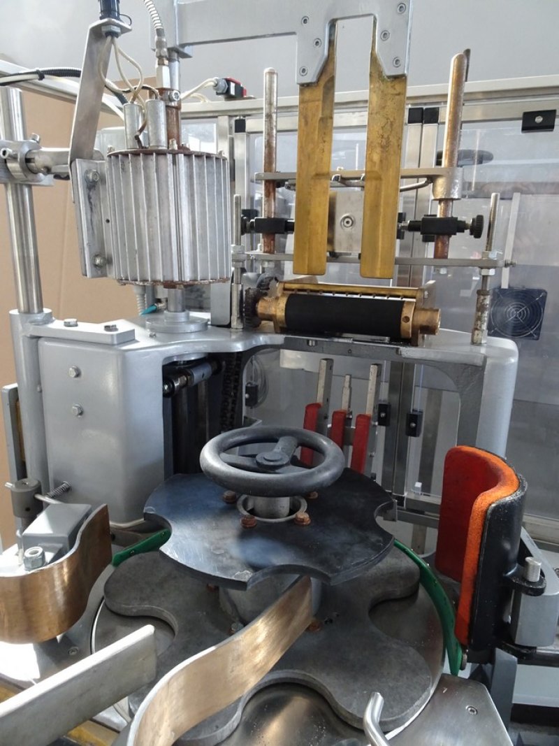 GLUE AND VANE LABELLING MACHINE CAVAGNINO E GATTI, MODEL CG61/D, SECOND-HAND MACHINE
