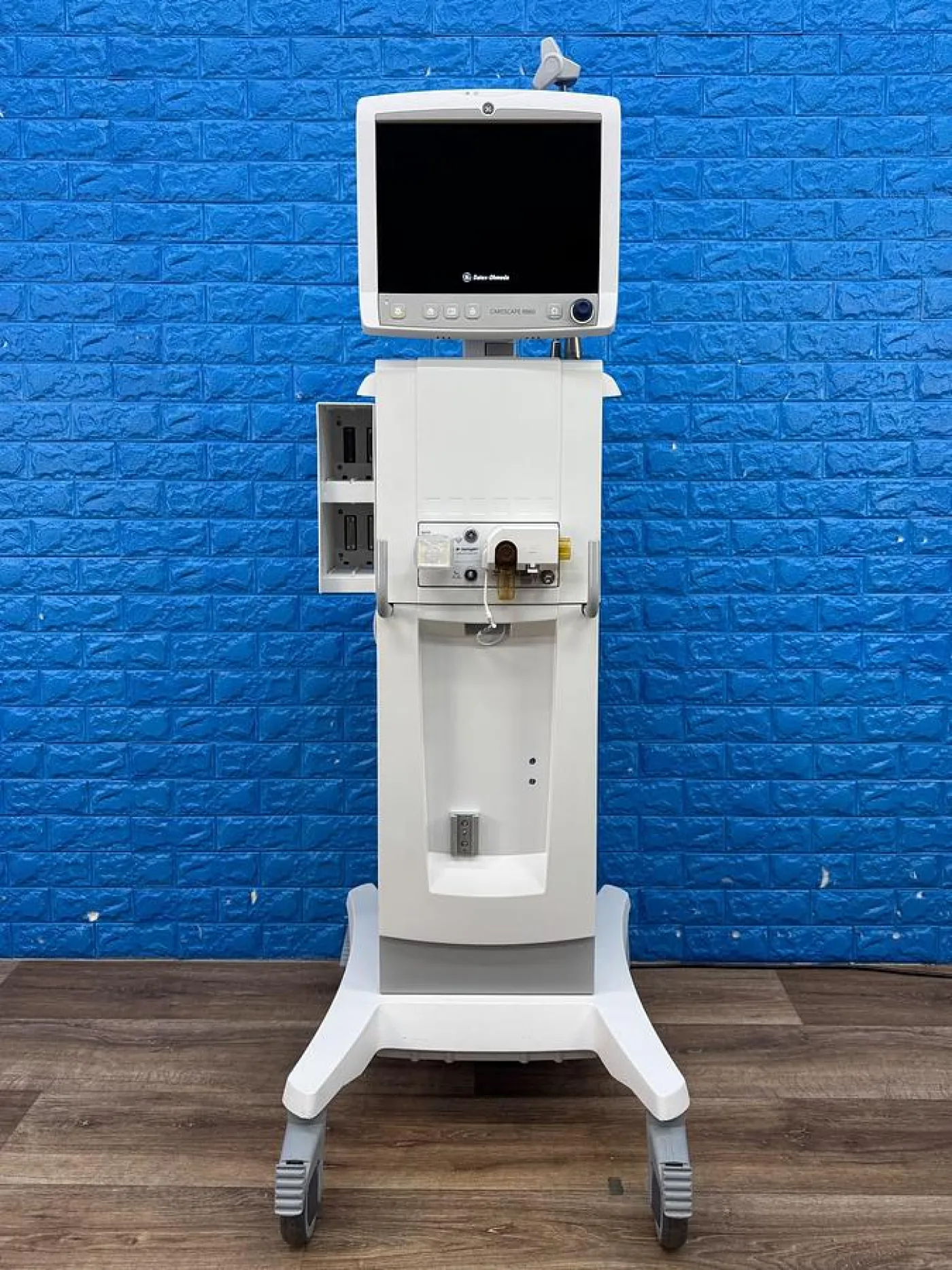 GE R860 Ventilator REF: 1506-8600-000 Hours: 2939 YOM: 2020 (Cooling Fan Issue) - 2