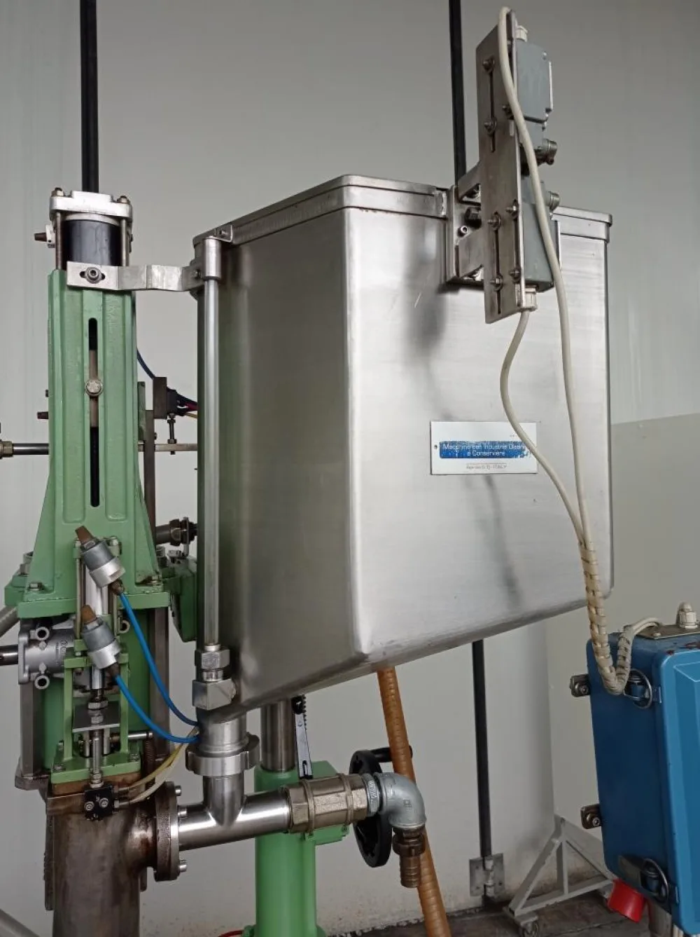 RIEMPITRICE E TAPPATRICE SEMIAUTOMATICA PER FLACONI – STEROMECCANICA