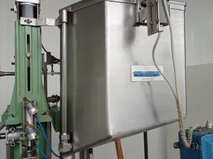RIEMPITRICE E TAPPATRICE SEMIAUTOMATICA PER FLACONI – STEROMECCANICA
