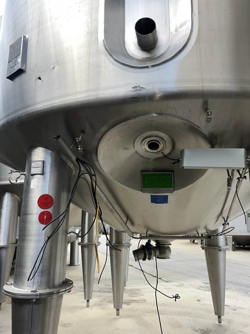 STAINLESS STEEL TANK 304 – 30,000 LITRES WITH THREE-BLADE AGITATOR AND INSULATION