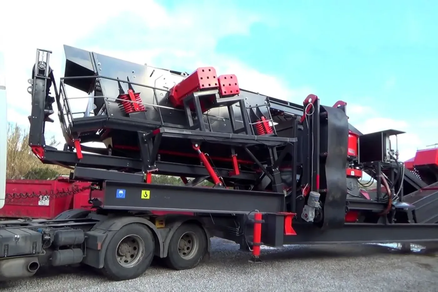 General 944 — Mobile Jaw + Cone Crushing & Screening Plant - 11
