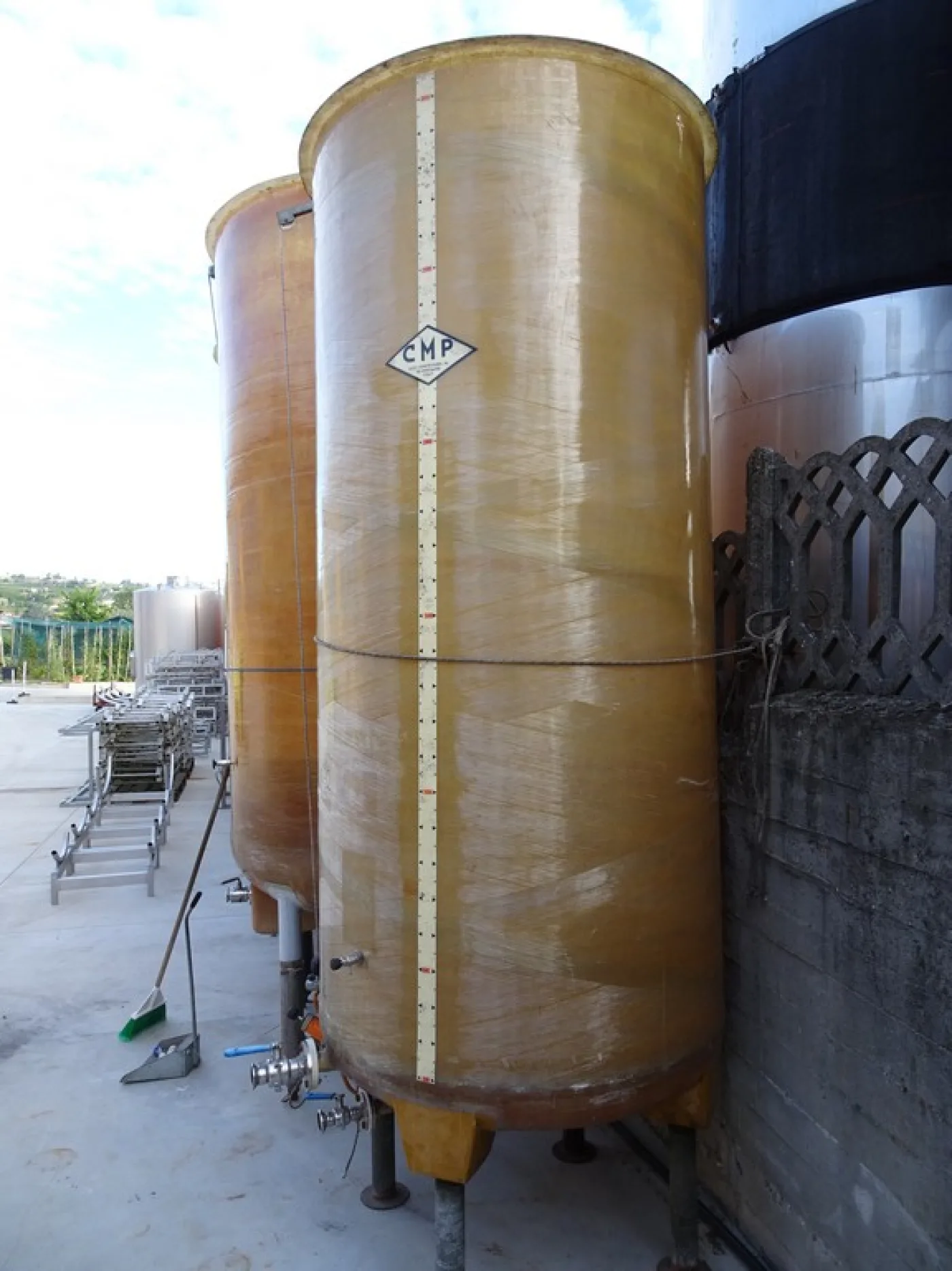 FIBERGLASS TANK VARIABLE CAPACITY FIRM CMP, CAPACITY HL 30 ABOUT, ON LEGS, ROUNDED BOTTOM, SECOND-HAND EQUIPMENT - 3