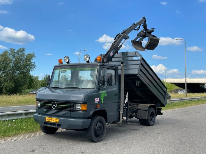 Mercedes Benz 4×2 809D HMF Crane