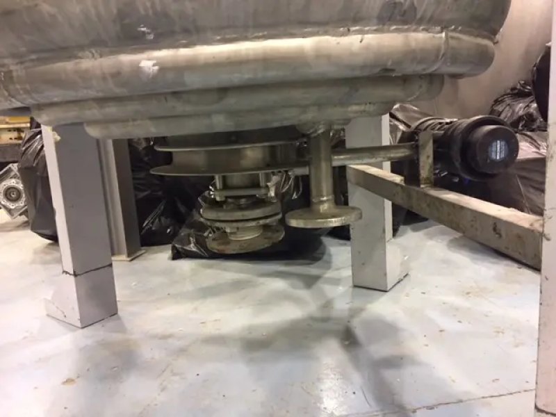 USED 800 LITER STAINLESS STEEL REACTOR WITH AGITATION AND HALF ROD