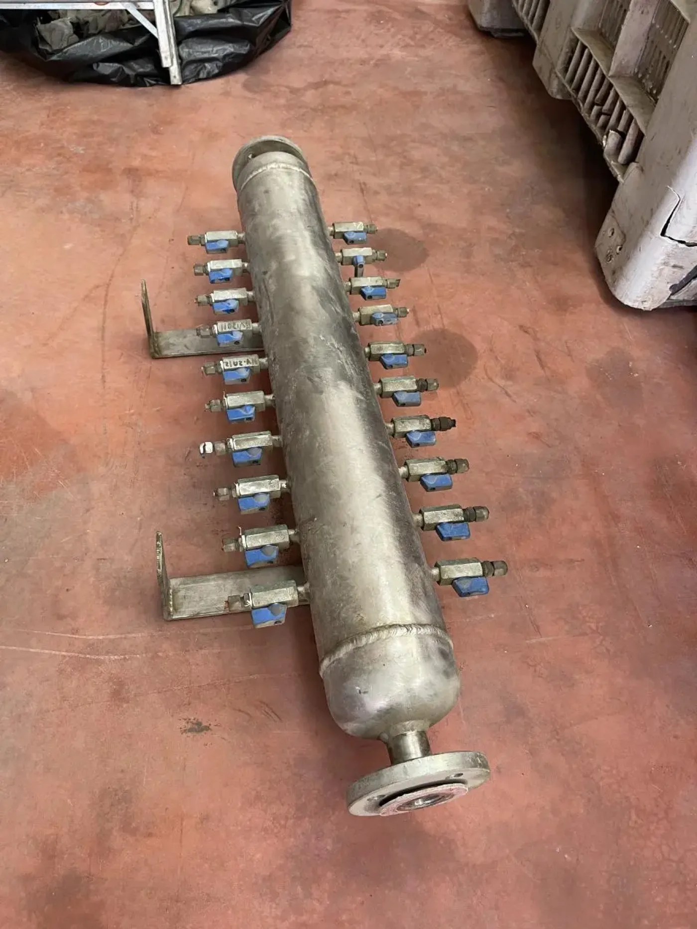 USED STAINLESS STEEL COMPRESSED AIR DISTRIBUTOR - 1