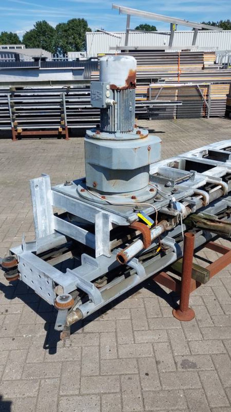 Bleeding lift conveyor