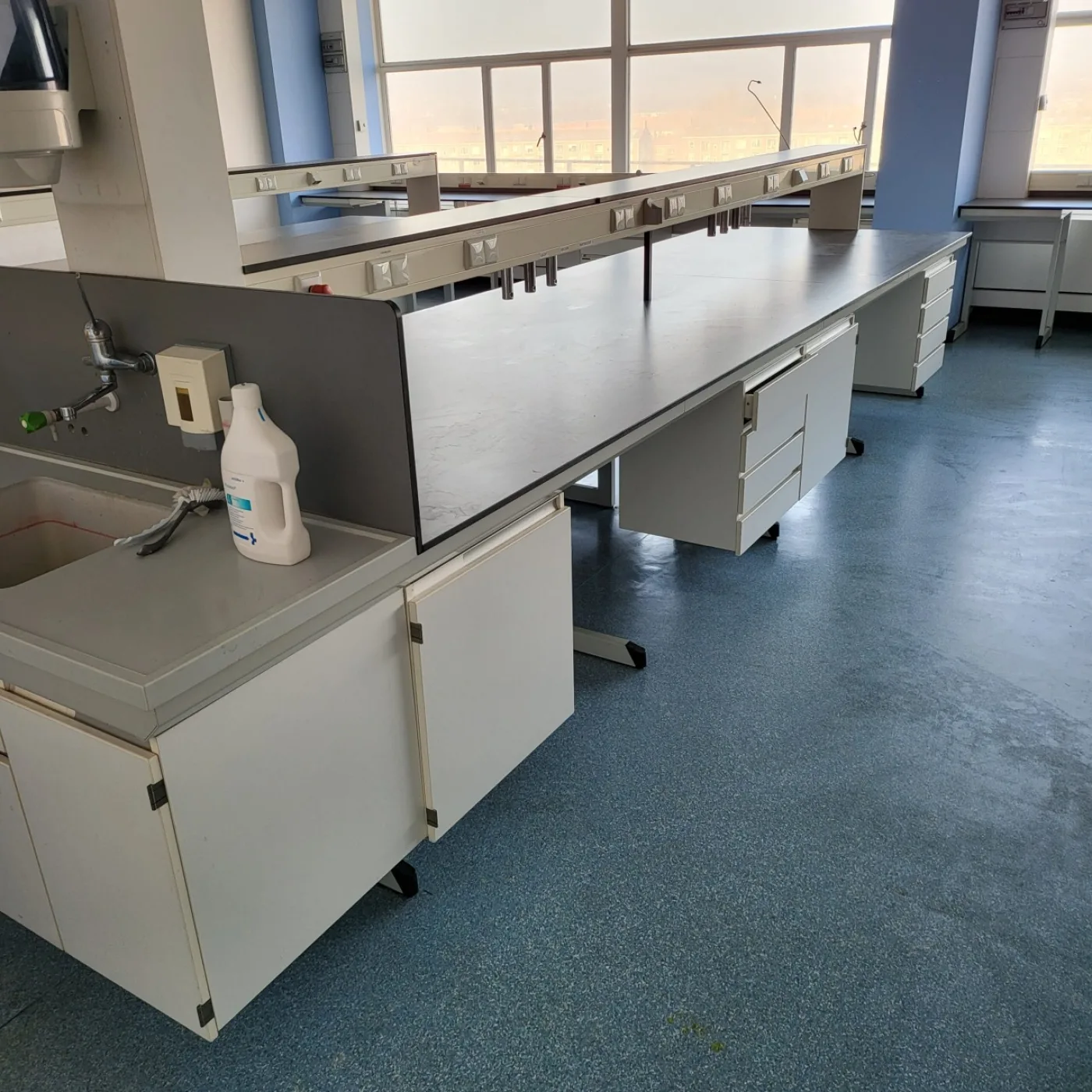2073 – Used S+B island laboratory table (545 cm) - 3