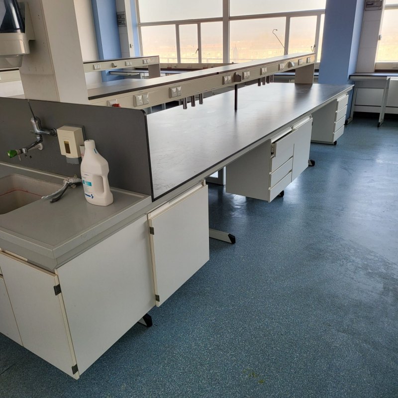 2073 – Used S+B island laboratory table (545 cm)