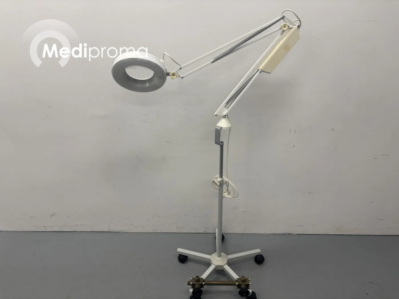 AFMA 100/LF Medical Magnifier - 1