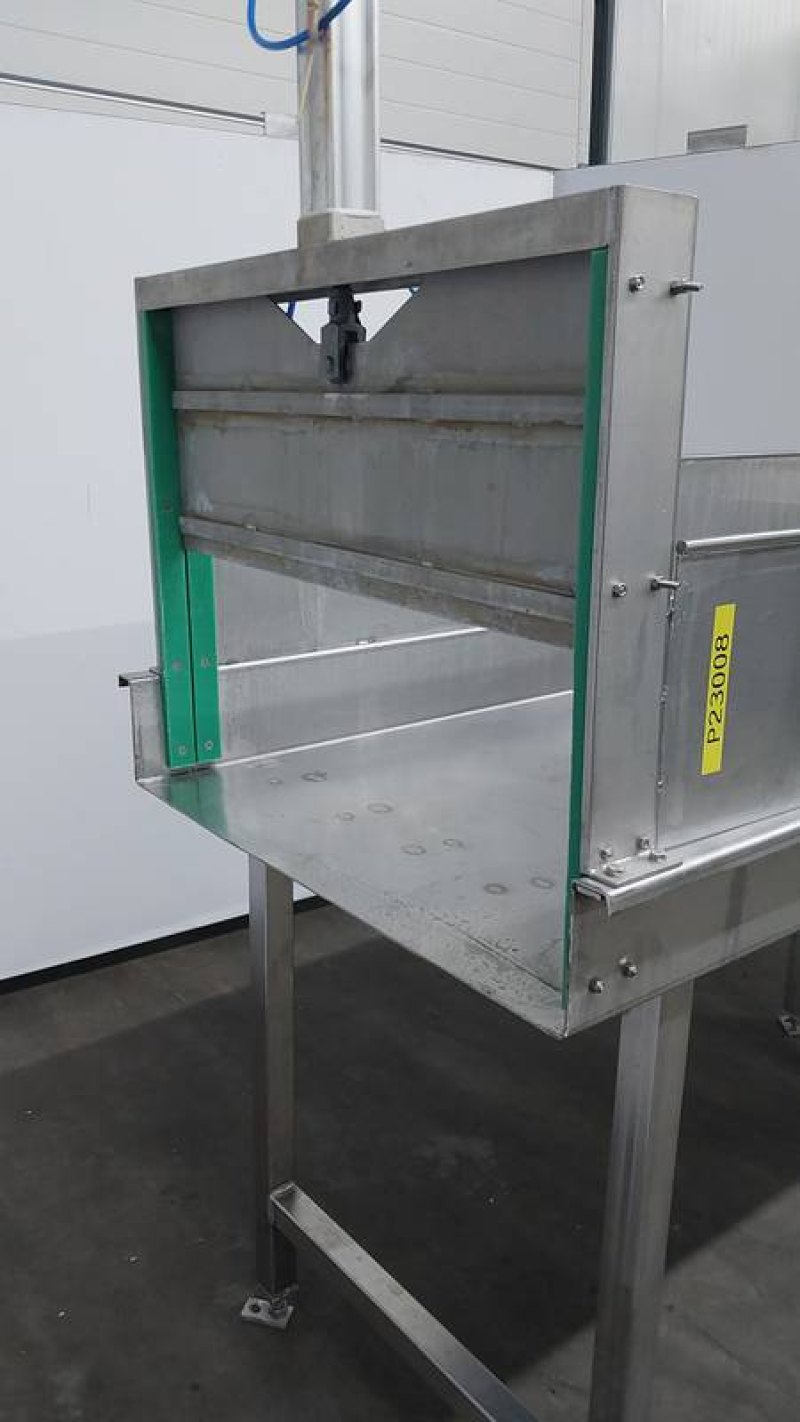 Gutter with gate