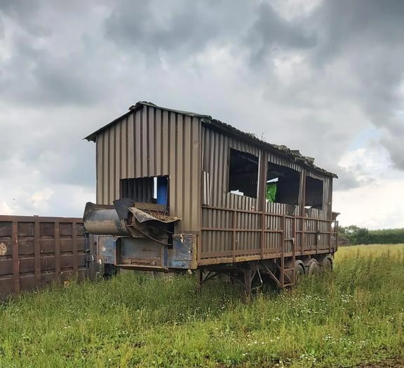 Trailer Mounted Picking Station - 1