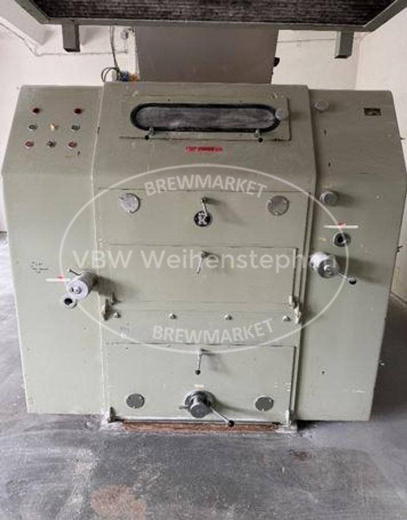 Six-roll crushing mill, including feed screw with conditioning