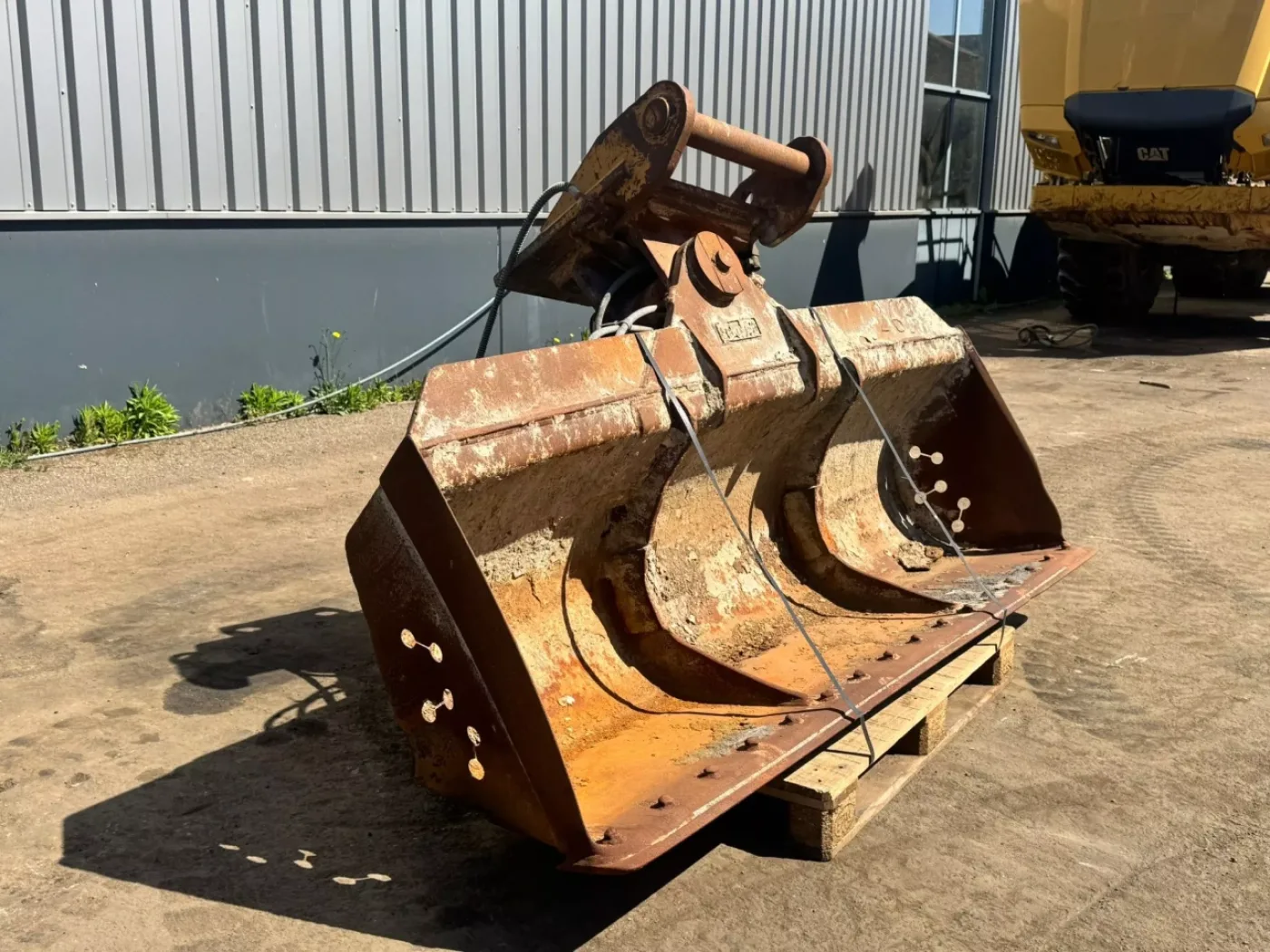 Tiltable ditch cleaning bucket - 3