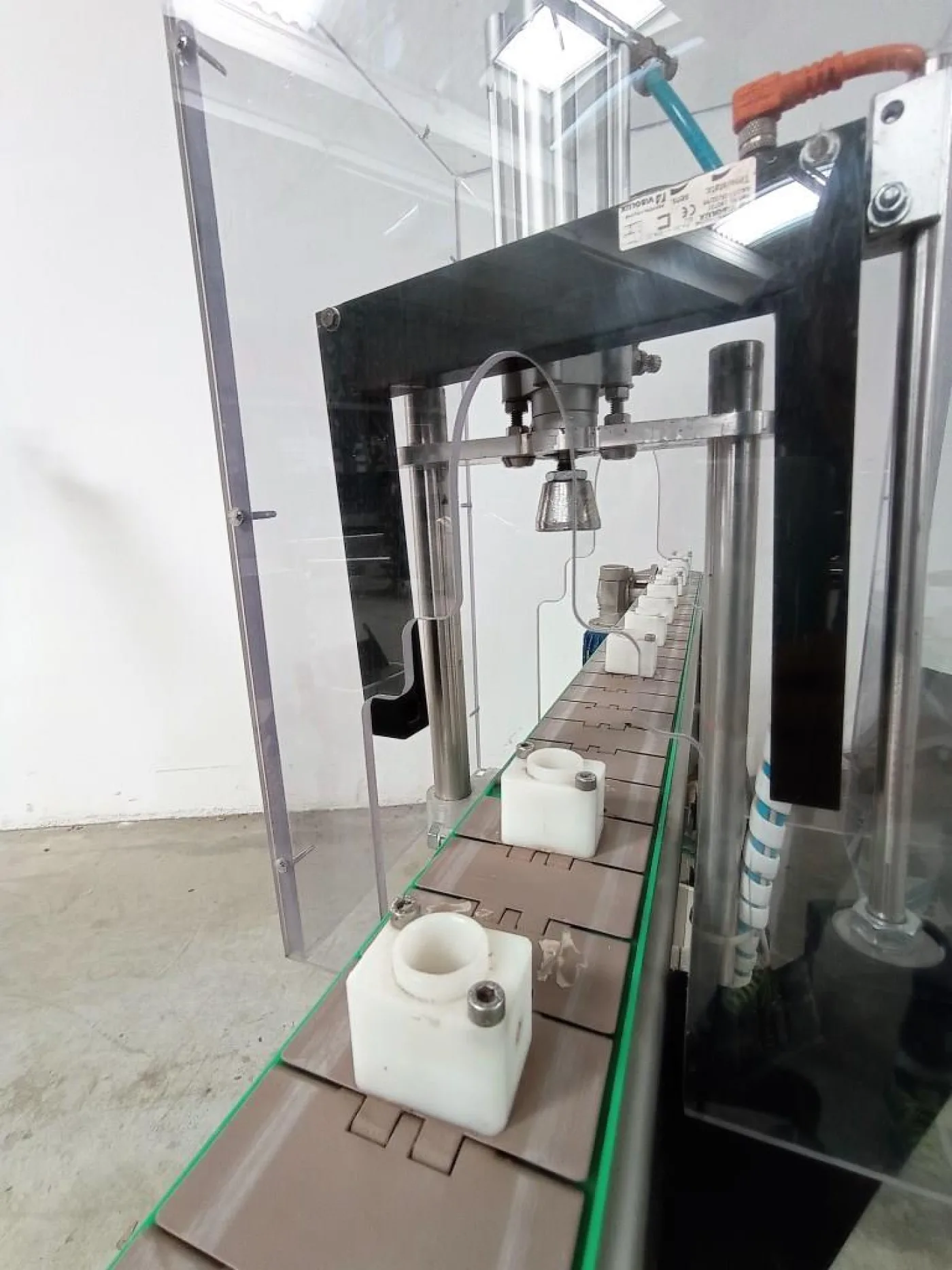 NASTRO TRASPORTATORE A TAPPARELLE CON TAPPATTRICE PNEUMATICA - 4