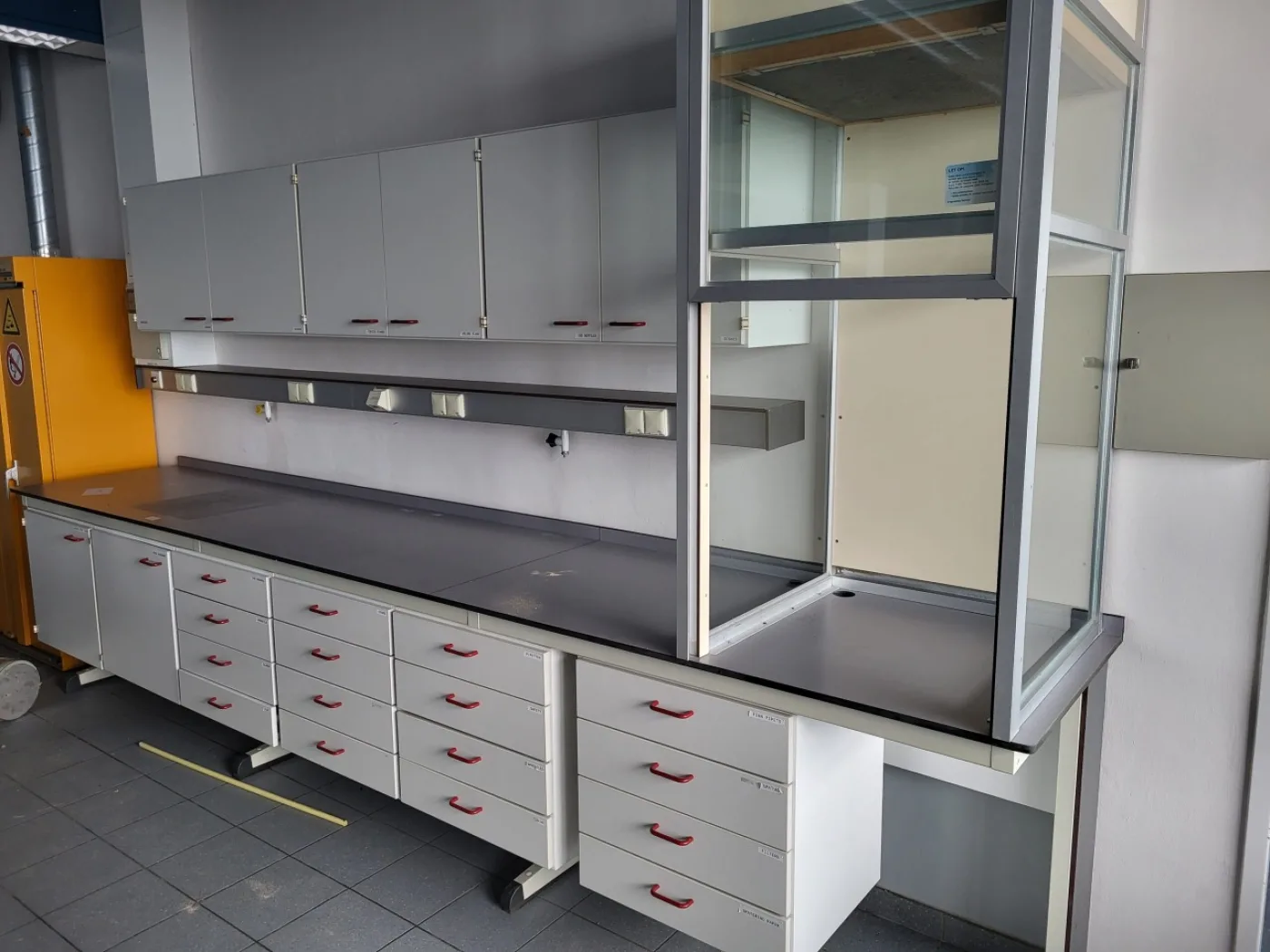 1991 - Used S+B Laboratory wall table (420 cm) - 1