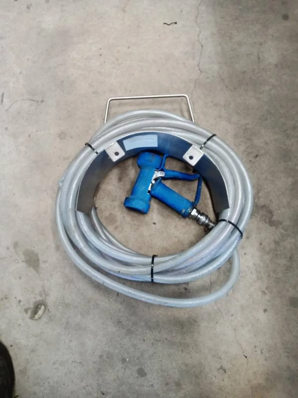 Hand sprayer with tube suspension