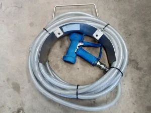 Hand sprayer with tube suspension