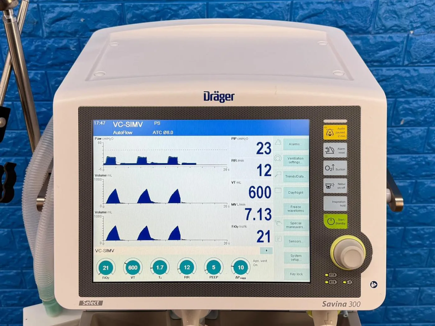 Drager Savina 300 Ventilator YOM: 2020 with low working Hours - 8