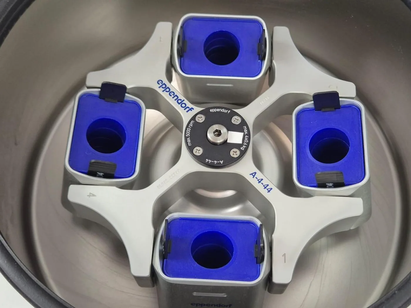 Eppendorf 5804 benchtop centrifuge - 4