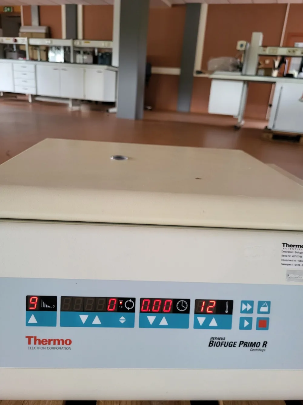 2523 - Used refrigerated centrifuge Biofuge primo R