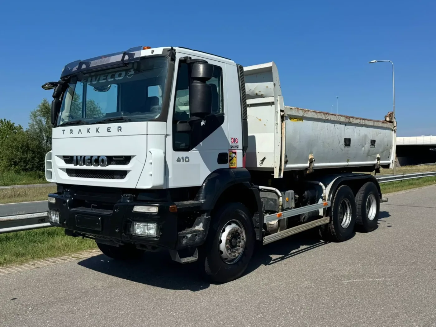 Iveco Trakker 410 6×4 Kipper - 2