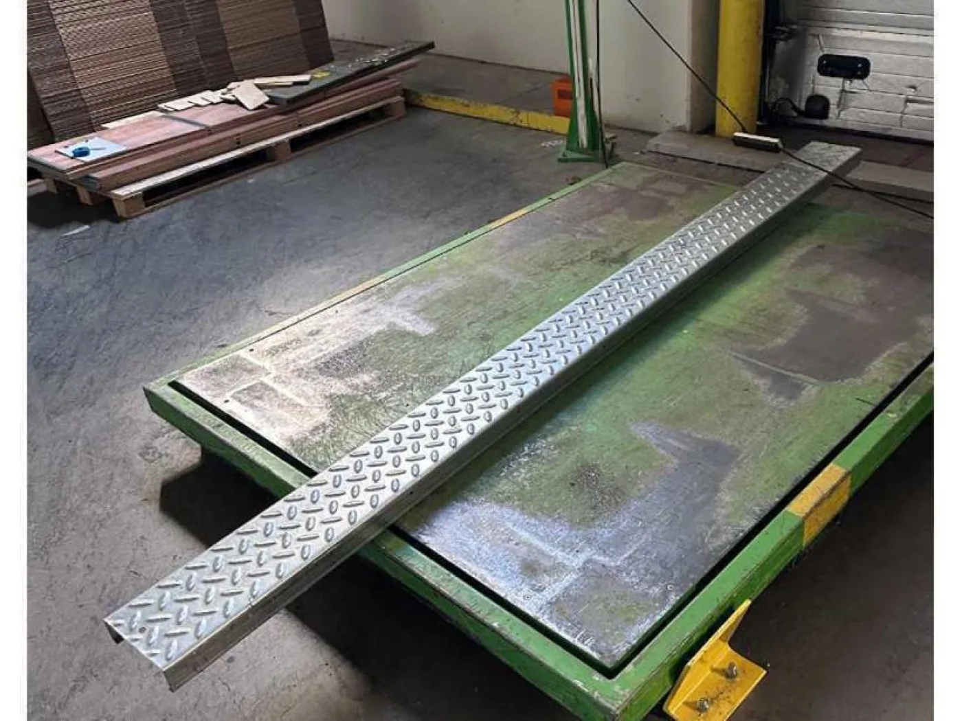5 tonnes of stacked galvanized steel floor panels (216x) - 3