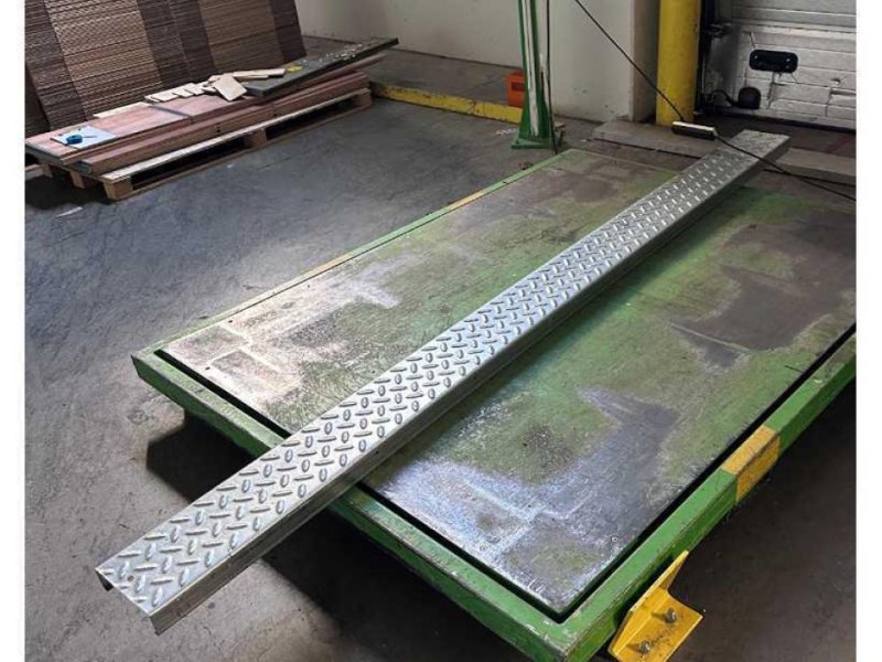 5 tonnes of stacked galvanized steel floor panels (216x)