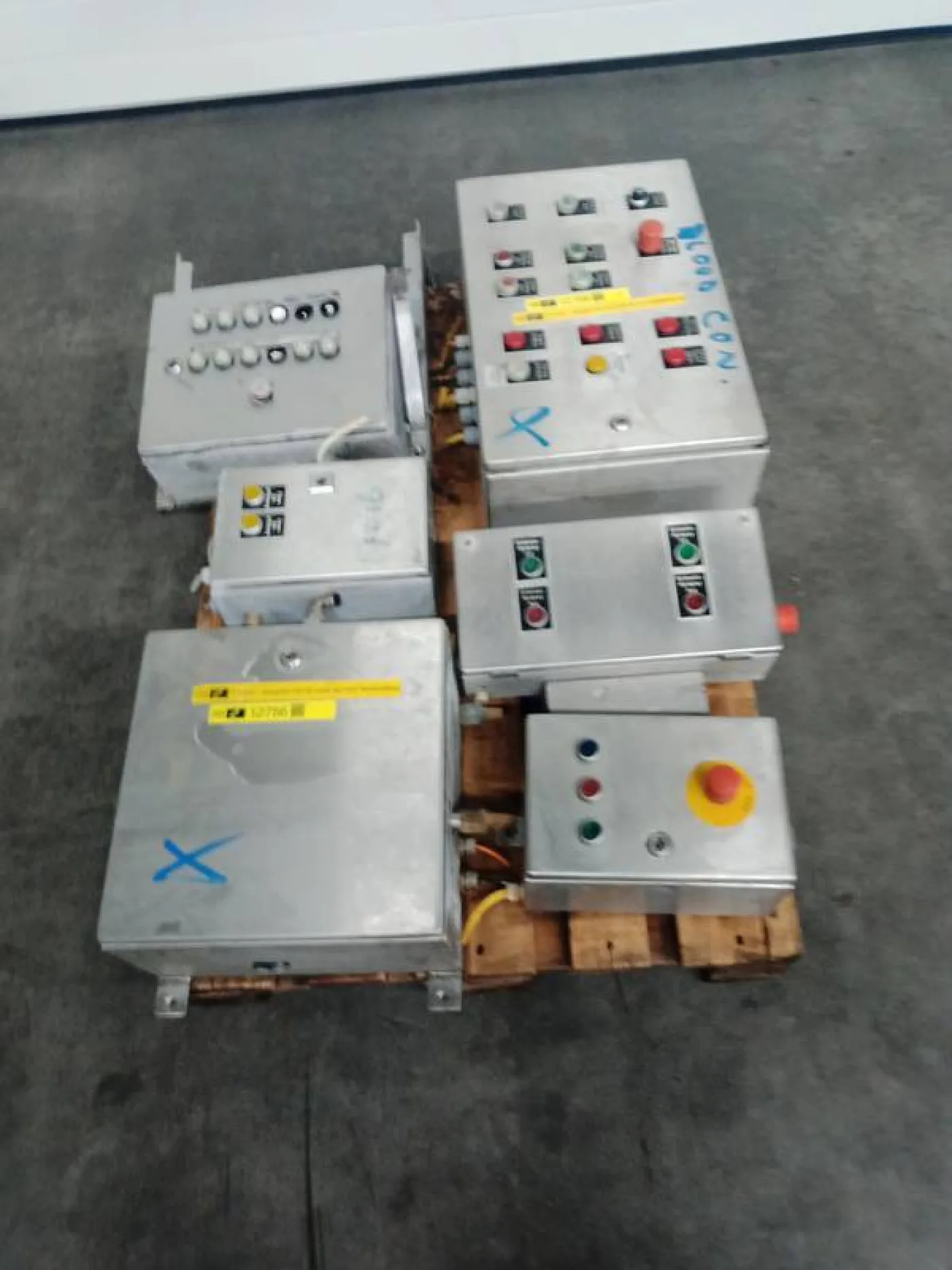 Pallet with switchboxes - 1