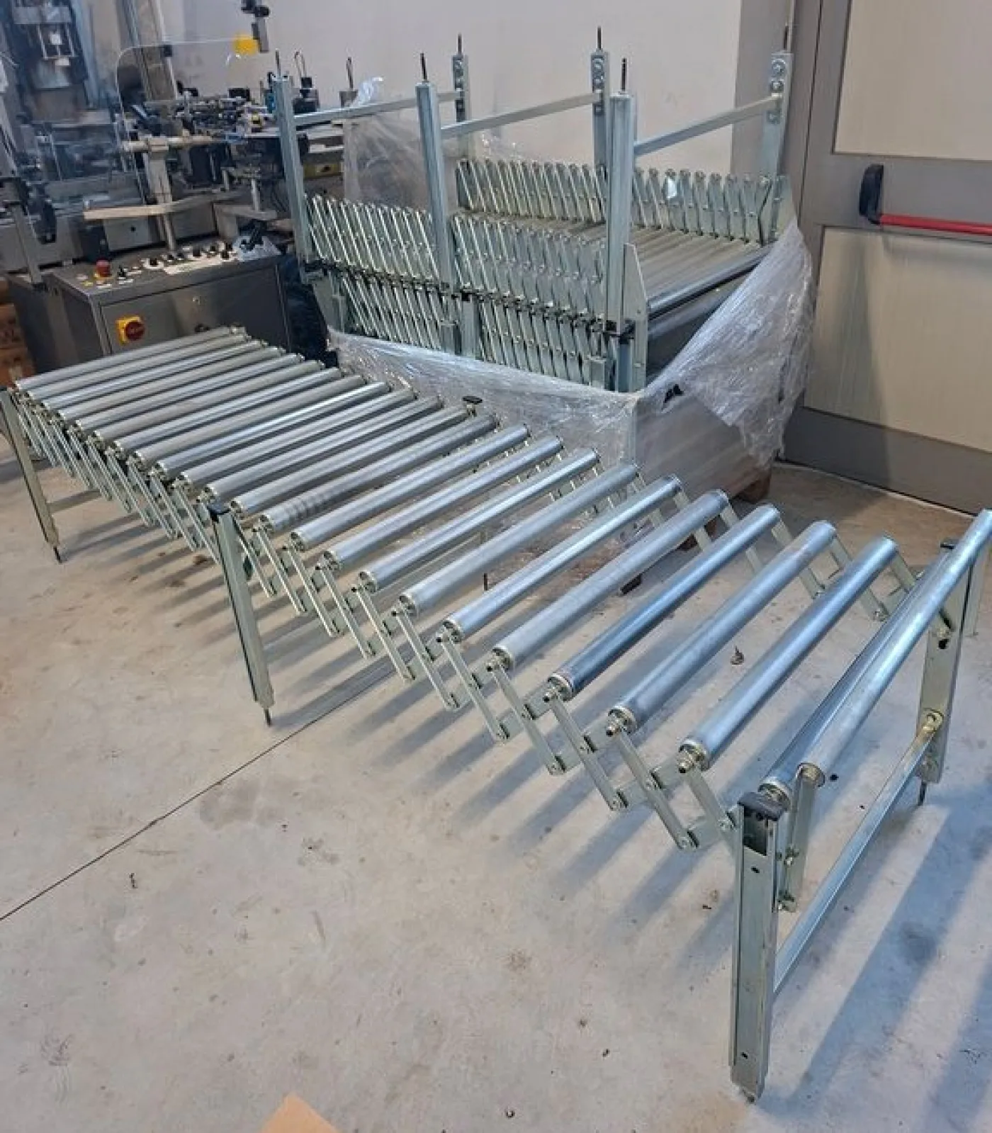 FLEXIBLE ACCORDION-STYLE ROLLER CONVEYOR IN GALVANIZED STEEL, NEW EQUIPMENT - 1
