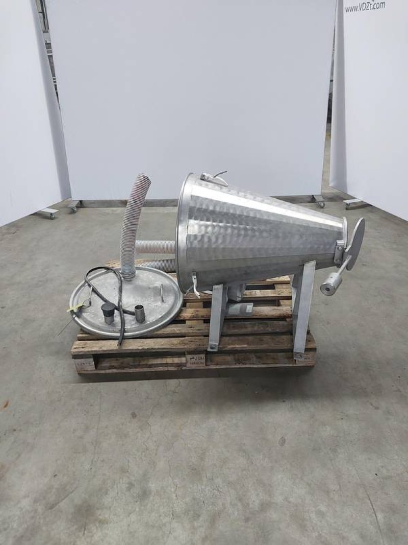Vacuum buffer tank for fat and-or Spinal cord removal from carcasses