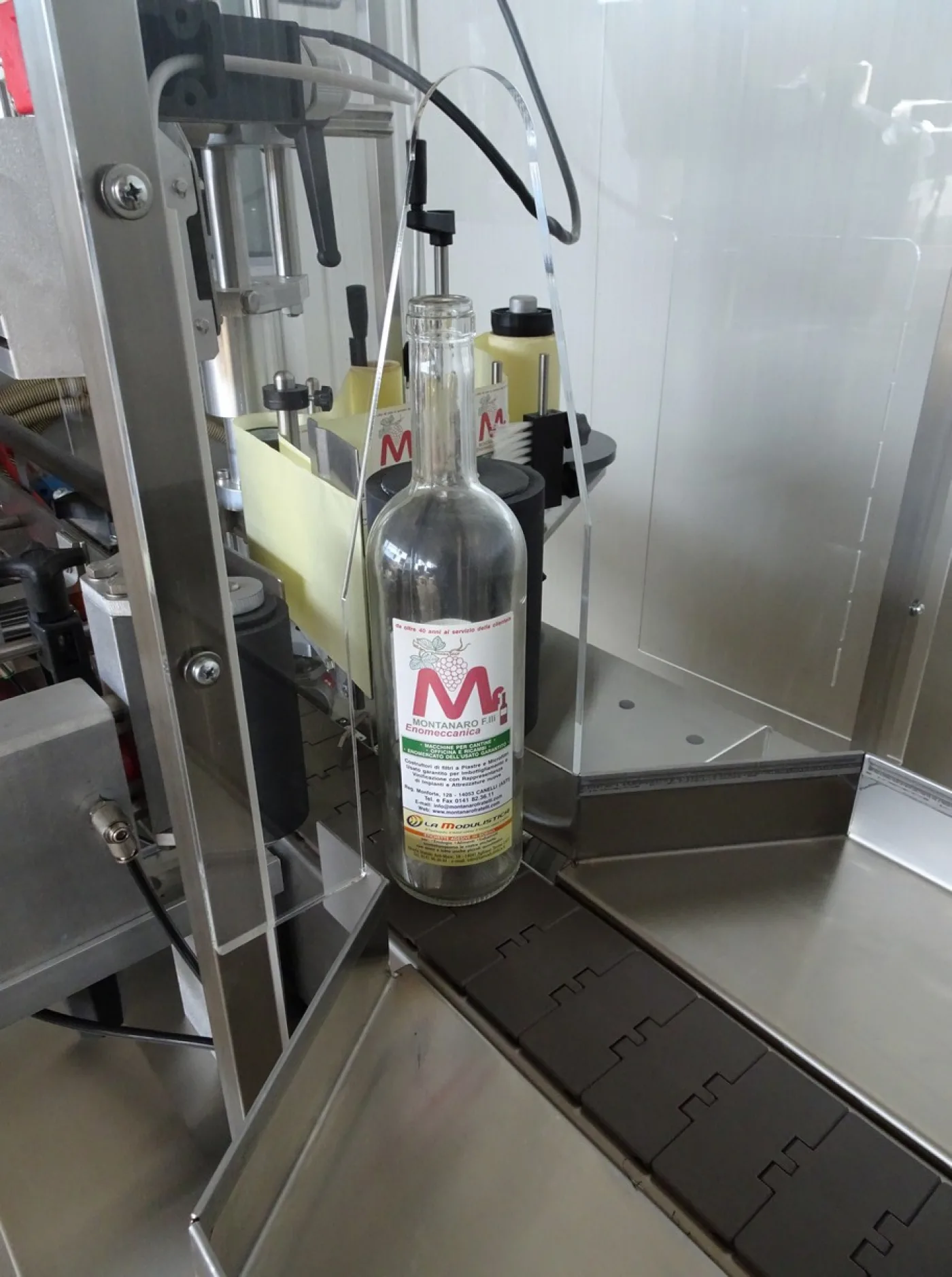 ONE STATION ADHESIVE LABELLING MACHINE FOR LABEL AND BACK ON THE SAME ROLL NEW MACHINE - 2