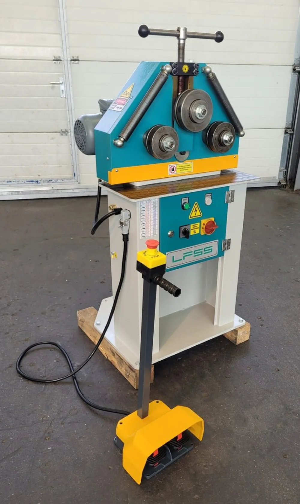 Profilbiegemaschine mit manueller Walzenzustellung PK 30