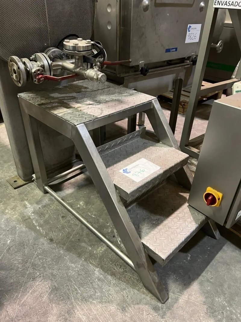 STAINLESS STEEL LADDER