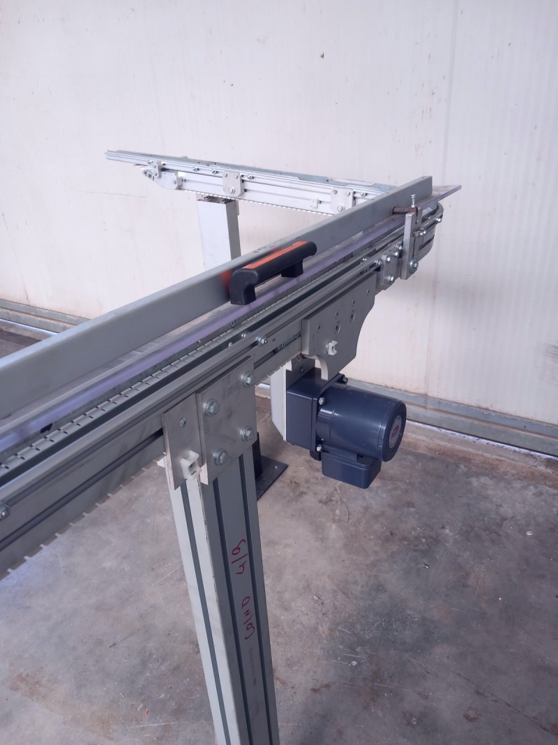NASTRO TRASPORTATORE MOTORIZZATO, DUE CURVE A 90° – FLEXLINK