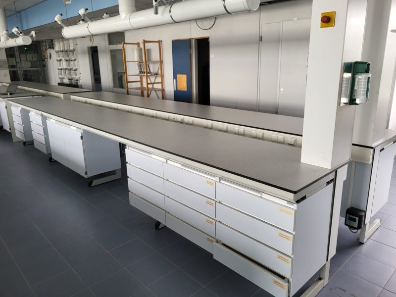 1918 – Used S+B Island instrument table (600 cm)