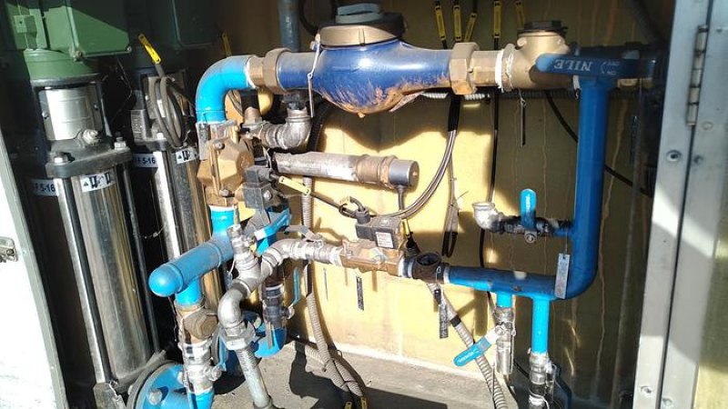 Reservatório de fibra com sistema de bombagem