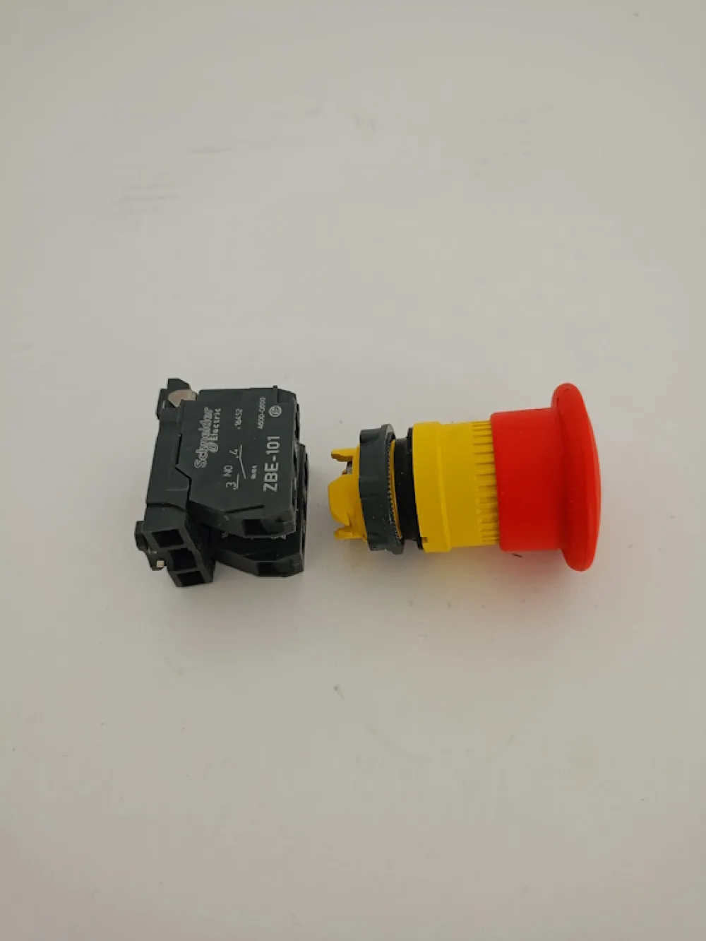 Schneider Electric Not-Aus-Schalter XB5AT845 3 Stck.