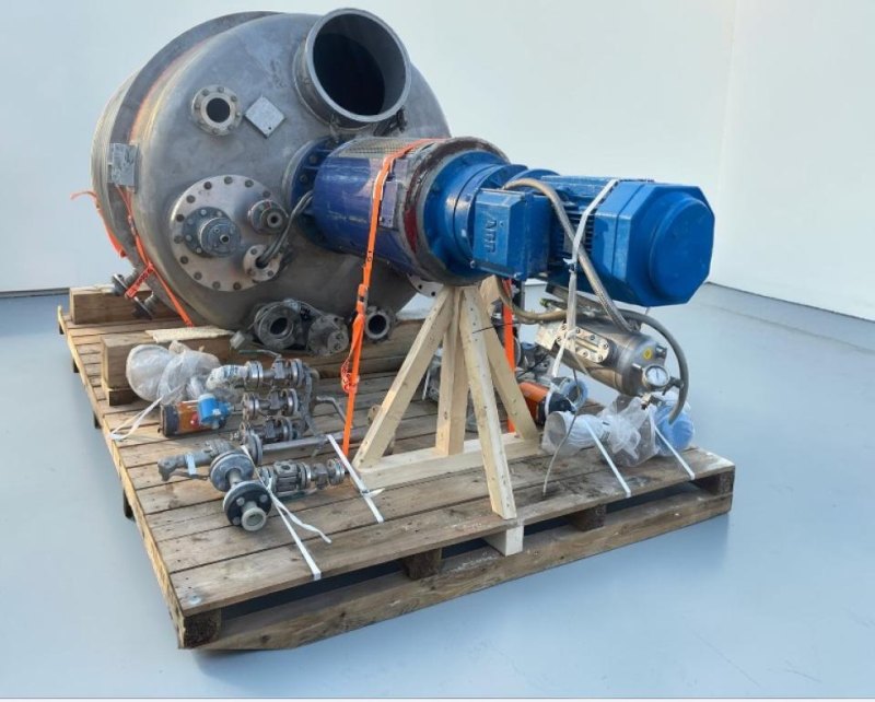 Reactor vessel with half-pipe coil heating/cooling