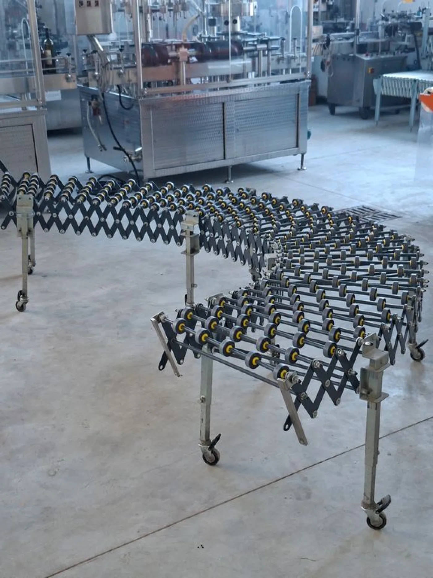 FLEXIBLE ACCORDION-TYPE ROLLER CONVEYOR WITH PLASTIC ROLLERS, SECOND HAND EQUIPMENT - 1