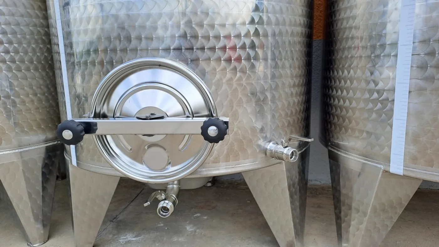 STAINLESS STELL TANKS CAPACITY LITERS 1000 PNEUMATIC FLOATING LID, WITH MANHOLE, ROUNDED BOTTOM NEW EQUIPMENT - 7