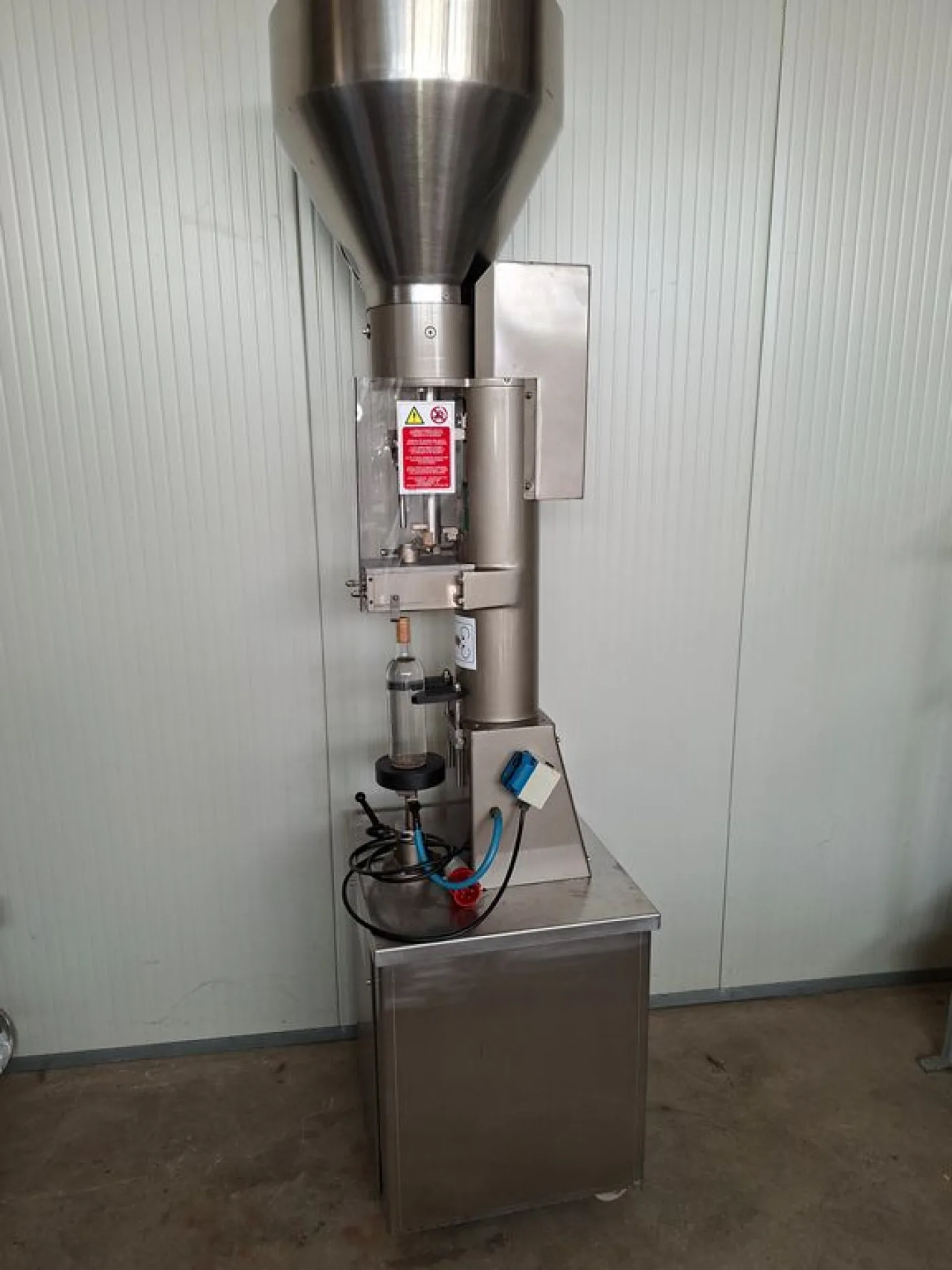 SEMIAUTOMATIC CORKING MACHINE MONTANARO F.LLI, FOR NATURAL CORK, 380 VOLT, SECOND-HAND MACHINE - 4