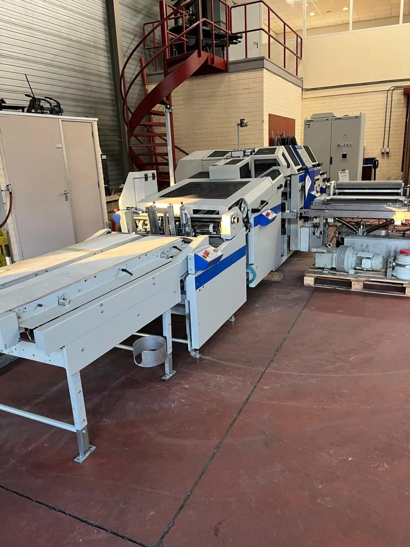 Kolbus DA 270 máquina de hacer tapas con cortadora de cartón en línea - 5