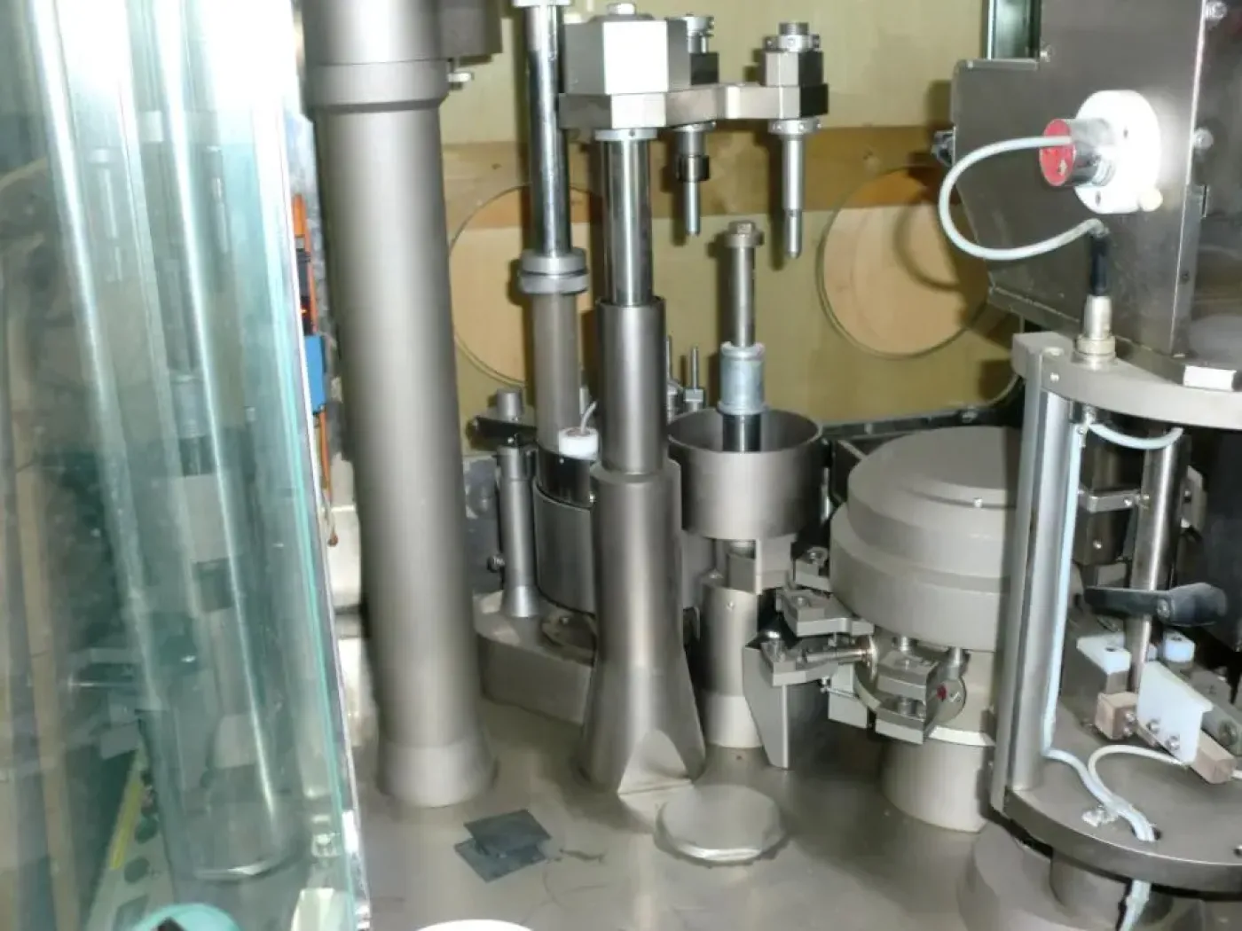 USED HARD GELATIN CAPSULE FILLING AND CLOSING MACHINE - 5