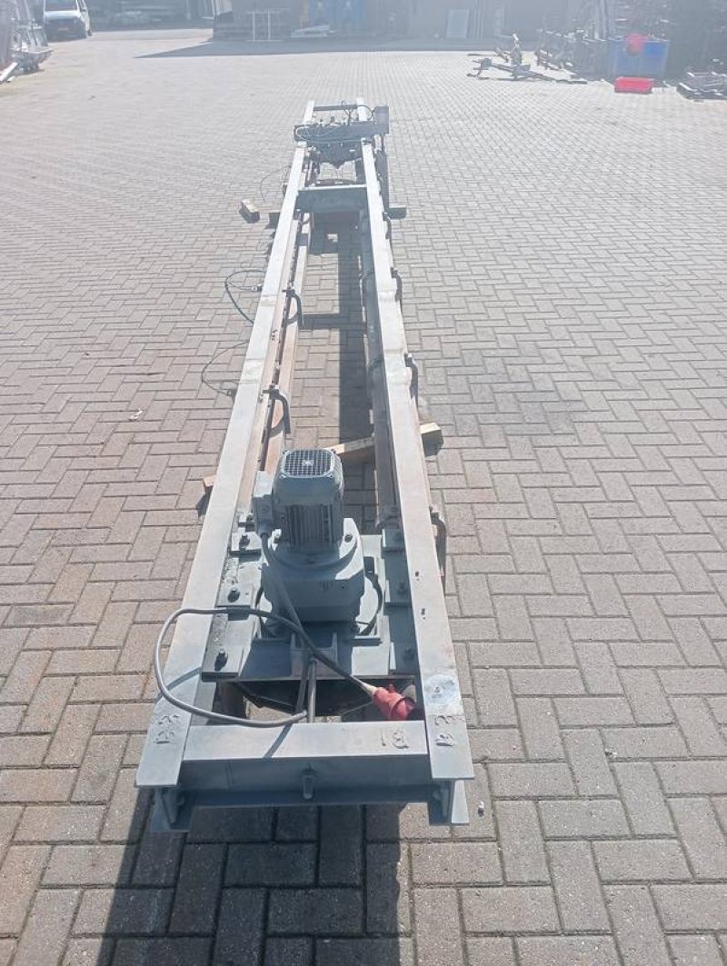 Slaughtering conveyor with dropper