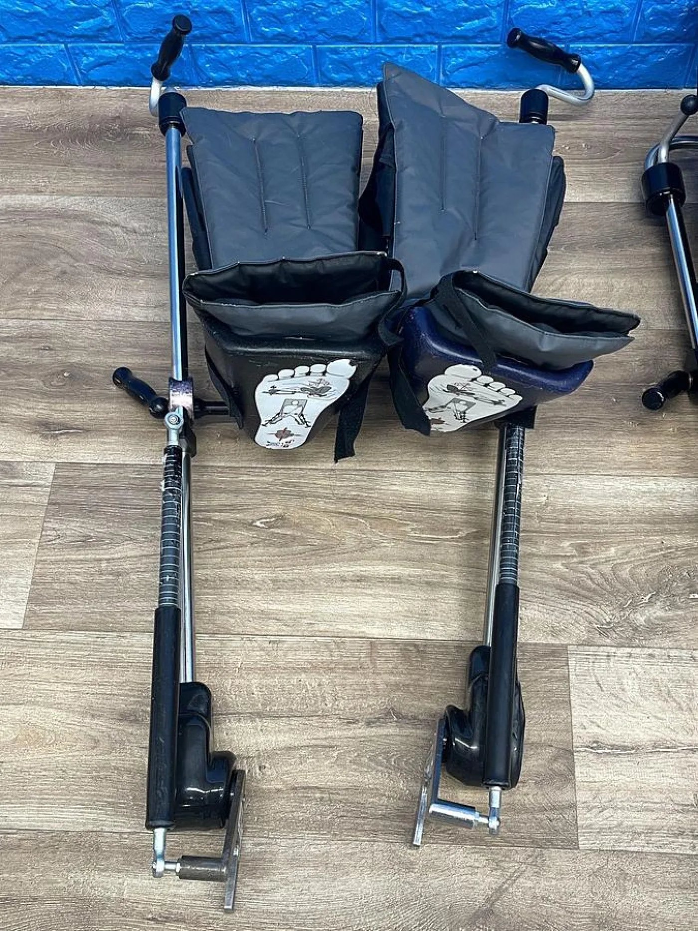 F-YFES-RT Finned Stirrup Foot Stand - 4