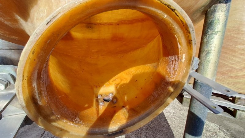FIBERGLASS TANK MODEL STORAGE/VINIFICATION, CAPACITY 100 HL , WITH DRAIN OFF BOTTOM, SECOND HAND EQUIPMENT